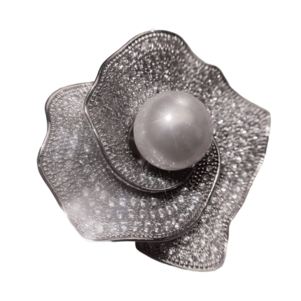 Copper alloy imitation pearl brooch, a luxurious, fashionable, vintage, classic, and elegantly crafted piece
